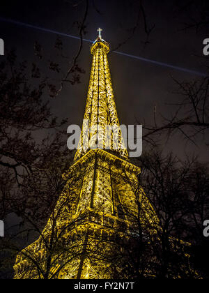 Beleuchteten Eiffelturm bei Nacht, Paris, Frankreich. Stockfoto