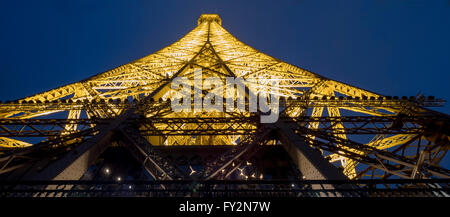 Abstrakte Panorama-Foto der Eiffelturm bei Nacht beleuchtet. Stockfoto