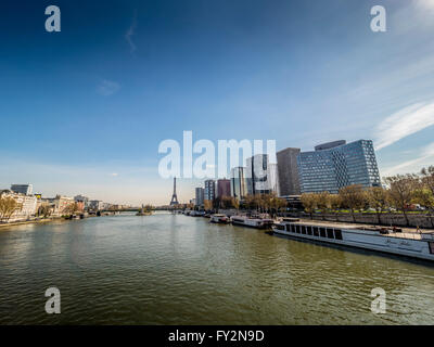 Boote auf der Seine in Paris, Frankreich, mit Eiffelturm im Hintergrund Stockfoto