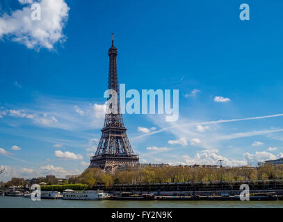 Boote auf der Seine in Paris, Frankreich, mit Eiffelturm im Hintergrund Stockfoto