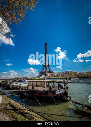 Boote auf der Seine in Paris, Frankreich, mit Eiffelturm im Hintergrund Stockfoto