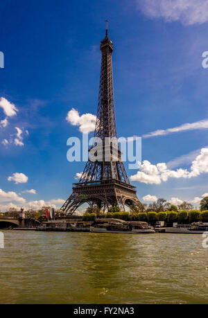 Boote auf der Seine in Paris, Frankreich, mit Eiffelturm im Hintergrund Stockfoto