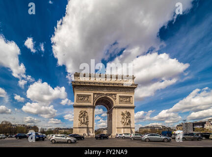 Verkehr und Arc de Triomphe, Paris, Frankreich. Stockfoto