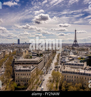 Blick auf den Eiffelturm und Montparnasse-Turm aus dem Arc de Triomphe, Paris, Frankreich. Stockfoto