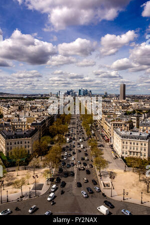 La Défense Geschäftsviertel, Paris, Frankreich. Blick auf die Avenue De La Grand Armee vom Arc de Triomphe. Stockfoto