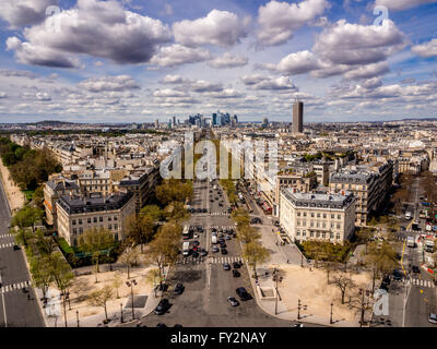 La Défense Geschäftsviertel, Paris, Frankreich. Blick auf die Avenue De La Grand Armee vom Arc de Triomphe. Stockfoto