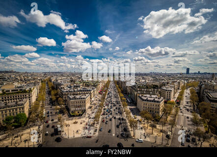 Blick auf den Champs-Elysees in Richtung Place De La Concorde, Paris, Frankreich. Stockfoto