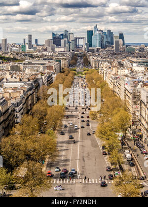 La Défense Geschäftsviertel, Paris, Frankreich. Blick auf die Avenue De La Grand Armee vom Arc de Triomphe. Stockfoto