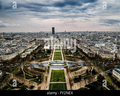 Champ de Mars, mit Montparnasse-Turm im Hintergrund, Paris, Frankreich. Stockfoto