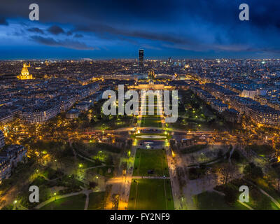 Champ de Mars, mit Montparnasse-Turm im Hintergrund in der Nacht, Paris, Frankreich. Stockfoto