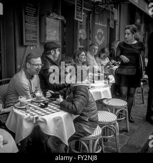 Cafe Straßenszene mit Kunden Stockfoto