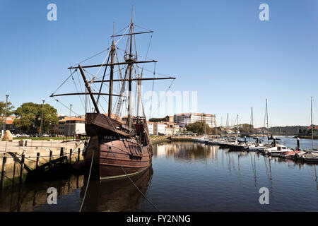 Replik einer Karavelle, einem kleinen und sehr wendigen Segelschiff entwickelt im 15. Jahrhundert von den Portugiesen al erkunden Stockfoto