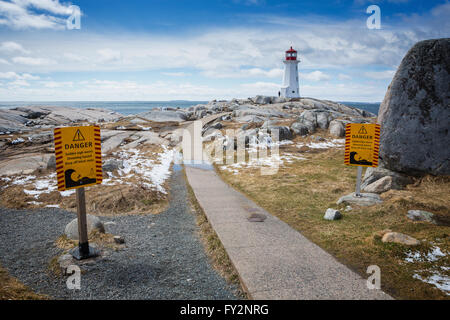 Peggys Cove Leuchtturm mit Warnzeichen Stockfoto