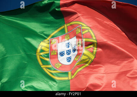 Eine Nahaufnahme von roten und grünen Staatsflagge der portugiesischen Republik, "Bandeira de Portugal". Fliegen im Wind. Stockfoto