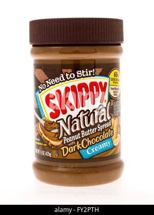 Winneconne, Wisconsin - 3. Mai 2015: Jar von Skippy natürliche Erdnussbutter mit dunkler Schokolade cremig stilgerecht. Stockfoto