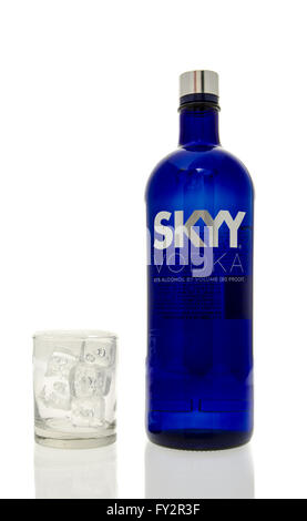 Winneconne, Wisconsin - 15. März 2016: eine Flasche Skyy Vodka mit einem Glas aus Eis Stockfoto