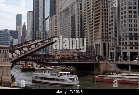 Wendella Architektur Kreuzfahrtschiff macht seinen Weg auf dem Chicago River, wenn die Franklin Street Bridge in Chicago angehoben wird Stockfoto