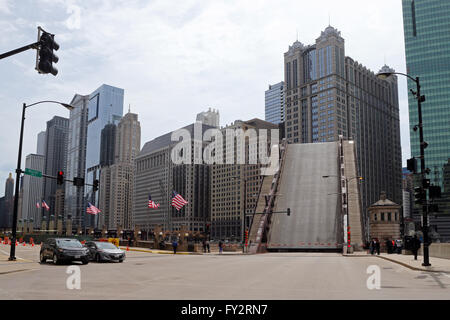 Verkehr und Fußgänger anhalten an einer Ampel als der Randolph Street Brücke in Chicago, Illinois, Vereinigte Staaten von Amerika aufgehoben wird Stockfoto