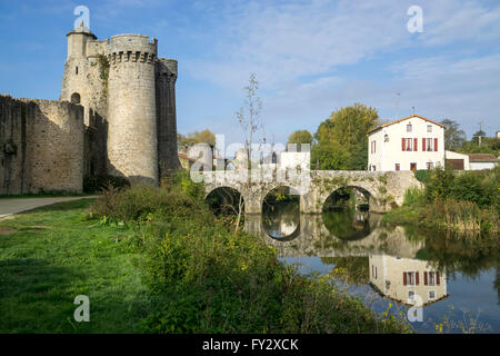 St-Jacques-Brücke und Tor über den Fluss Thouet in Deux-Sèvres, Frankreich Stockfoto