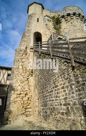 St-Jacques-Tor über den Fluss Thouet in Parthenay, Deux-Sèvres, Frankreich Stockfoto