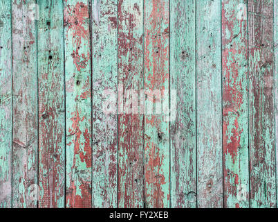 Alten grünen crackle Paint auf dem hölzernen Hintergrund. Stockfoto