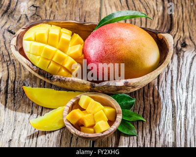 Mango-Frucht und Mango Würfel auf dem Holztisch. Stockfoto