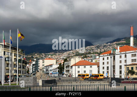 Von der Strandpromenade betrachtet die Stadt Funchal. Madeira. Portugal. Praca Da Autonomia, Ort der Autonomie Stockfoto