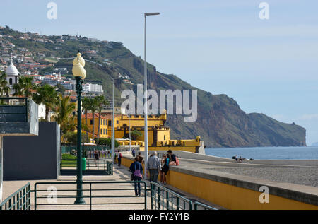 Strandpromenade in Funchal in Madeira, Portugal mit Menschen gehen und sitzen. Stockfoto