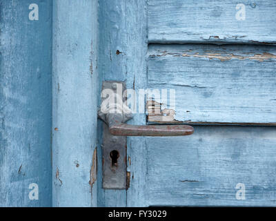 Detail einer alten, heruntergekommenen blau Holztür mit blauen abblätternde Farbe Stockfoto