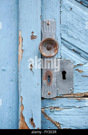 Detail einer alten, heruntergekommenen blau Holztür mit blauen abblätternde Farbe Stockfoto