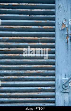 Detail der einen alten heruntergekommenen blau aus Holz Klapp Verschluss mit blauen abblätternde Farbe Stockfoto