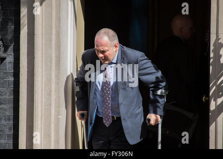 Minister ohne Portfolio Robert Halfon verlässt nach der Kabinettssitzung am 19. April 2016 10 Downing Street. Stockfoto