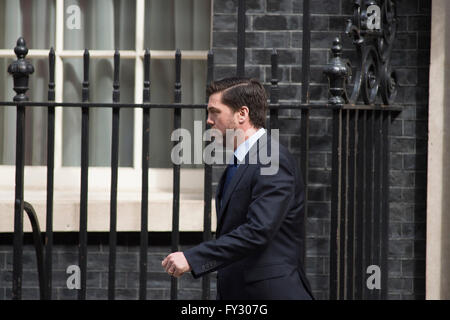 Staatssekretär für Arbeit und Renten Stephen Crabb MP verlässt nach der Kabinettssitzung am 19. April 2016 10 Downing Street. Stockfoto