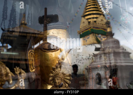 Swayambhunath Stupa Spiegelbild eines der Fenster der vielen Geschäfte auf dem zentralen Platz und den Verkauf von Handicra beteiligt Stockfoto