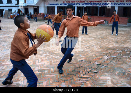 Einheimischen Studenten spielen mit einem Ball in Kathmandu Metropolitan City Hanuman Dhoka Durbar Square, Kathmandu, Nepal. Stockfoto