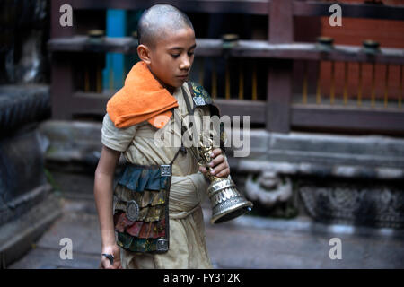 Junger Mönch. Golden Buddhistentempel oder Hiranya Varna Mahavihar, Patan (Lalitpur), Kathmandu, Nepal. Es ist bekannt als der "G Stockfoto