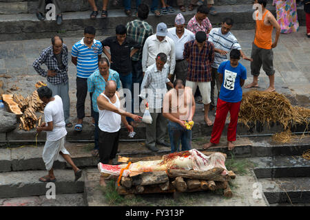 Feierliche Feuerbestattung platzieren, Ghats von Pashupatinath am Heiligen Bagmati-Fluss, Kathmandu, Nepal Stockfoto