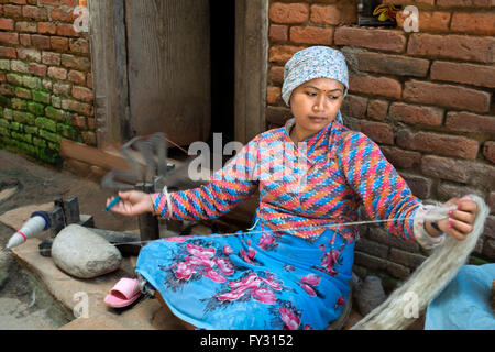 Eine Frau dreht sich Wolle in dem kleinen Dorf Bungamati, Nepal Stockfoto