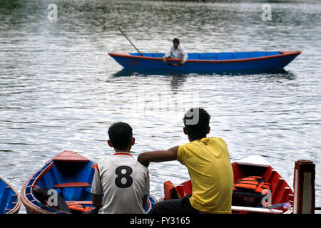 Touristen-Boot am Phewa See, südlich von ambience, Nepal Stockfoto