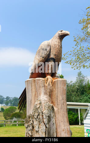 Holzskulptur des ein Raubvogel, Bodalla Milch, Bodalla, New-South.Wales, Australien Stockfoto