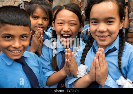 Nepalesische Schulmädchen, Bhaktapur, Kathmandu-Tal, Nepal Stockfoto