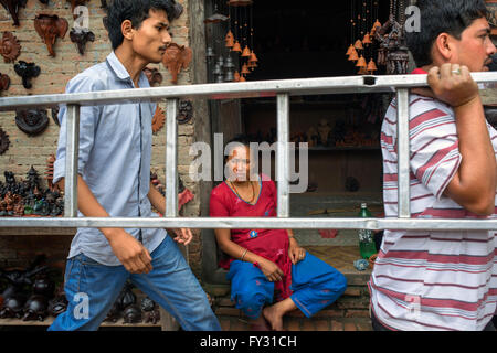 TONTÖPFE und Souvenirs vor Geschäft durch Bolachhen oder Potters Square Bhaktapur Kathmandu Tal Nepal Asien Stockfoto