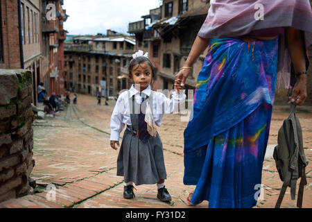 Eine Mutter begleitet ihre Tochter zur Schule, Bhaktapur, Kathmandu-Tal, Nepal Stockfoto