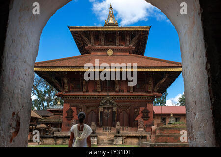 Changunarayan Tempel, Bagmati Zone, Nepal. Changu Narayan, Weltkulturerbe der UNESCO, junge Männer tragen Gottheiten um Stockfoto