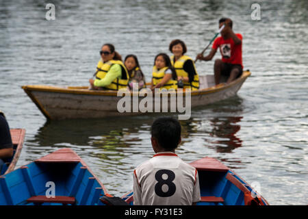 Touristen-Boot am Phewa See, südlich von ambience, Nepal Stockfoto