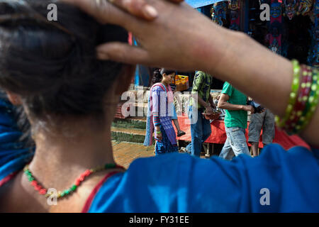 Frau zurück. Morgenmarkt in Bhaktapurs Durbar Square, Kathmandu, Nepal. Stockfoto