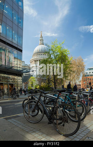 Str. Pauls Domkuppel von Cheapside, City of London, England gesehen. Stockfoto