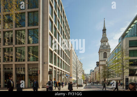 Cheapside in der City of London, Blick in Richtung St. Mary-le-Bow Kirche. Stockfoto