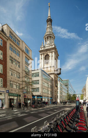 Sonnigen Frühlingstag auf Cheapside, London, England. Blick in Richtung Kirche St Mary-le-Bow. Stockfoto