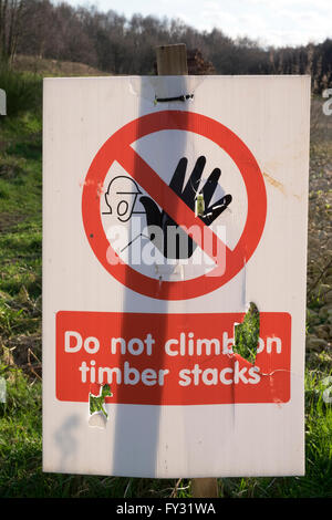 Nicht auf Holz stapeln Zeichen, Rendlesham Forest, Suffolk, UK klettern. Stockfoto